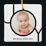 Photo de bébé personnalisée Ornement en céramique<br><div class="desc">Cet ornement photo de Noël moderne est décoré avec le mot JOY en noir sur un arrière - plan blanc. Facilement personnalisable avec votre photo et votre nom.</div>