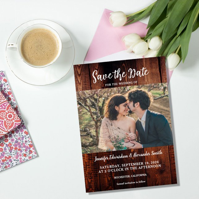Photo de bois de grange rustique pour invitation d (Rustic barn wood photo country save the date invitation.)