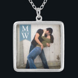 Photo de couples d'amour et collier de monogramme<br><div class="desc">Célébrez votre amour avec un beau pendentif qui comporte une photo des couples et de leurs initiales.  Perfectionnez pour un fiançailles,  un mariage ou un cadeau de Valentine. Texte blanc sur une bannière molle de drapeau bleu de denim.</div>