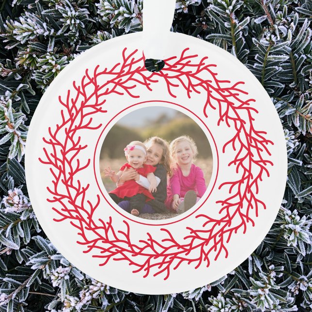 Photo de couronne rouge et blanche (Your photo red and white Scandinavian wreath garland acrylic Christmas ornament)