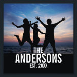 Photo de famille personnalisée avec nom de famille<br><div class="desc">Cadeau photo de famille personnalisé, décoré avec nom de famille et établi année en blanc moderne sans serif style police, parfait avec photo carré. Cool pour afficher la photo de famille. Parfait aussi comme cadeau de vacances, cadeau de ménage, cadeau de réunion de famille et cadeau pour toutes les occasions...</div>