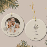 Photo de famille personnalisée Ornement de flocon<br><div class="desc">Créez des souvenirs chaleureux cette saison des Fêtes avec notre "Ornement personnalisé de flocon de neige photo de famille". L'avant de cet ornement exquis présente votre nom de famille contre un arrière - plan léger, symbolisant l'unité et l'amour. Ce qui rend cet ornement vraiment spécial est la photo de famille...</div>