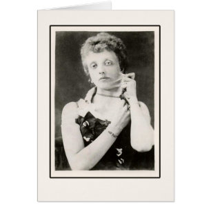 Photo de femme pelée par élastique sur des cartes,