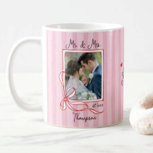 Photo de jeunes mariés sur tasse à café rose rayée