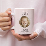 Photo de Mamie Mug avec Petite-Enfant<br><div class="desc">Surprise grand-mère avec une tasse unique qu’elle chérira tous les matins ! Cette tasse à café rose pastel douce comprend une photo personnalisée de son petit-enfant et est personnalisée avec le nom de l’enfant et le titre de "grand-mère". Que ce soit pour la Fête des mères, son anniversaire ou simplement...</div>