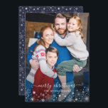 Photo de Noël de la Marine Blue Winter Snowflics<br><div class="desc">Navy Blue Winter Snowflakes Christmas Photo Cartes de Noël avec votre photo et un cadre sucré de flocons blancs blanches blanches blanches. L'arrière est un bleu marine festif,  mais peut être changé. Veuillez nous contacter à cedarandstring@gmail.com si vous avez besoin d'aide pour la conception ou les produits correspondants.</div>