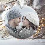 Photo de Noël Marié blanc Script<br><div class="desc">Commémorez le premier Noël de votre mariage avec ce magnifique ornement de gardiens moderne. Le texte blanc dit "Notre premier Noël en tant que Monsieur et Madame", avec les mots "Monsieur et Madame" dans un élégant script d'écriture avec des fioritures avant et après. Remplacez l'exemple d'image par votre photo préférée,...</div>