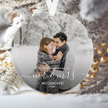 Photo de Noël Marié blanc Script<br><div class="desc">Commémorez le premier Noël de votre mariage avec ce magnifique ornement de gardiens moderne. Le texte blanc dit "Notre premier Noël en tant que Monsieur et Madame", avec les mots "Monsieur et Madame" dans un élégant script d'écriture avec des fioritures avant et après. Remplacez l'exemple d'image par votre photo préférée,...</div>