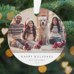 Photo de Noël minimale | Portrait de famille moder<br><div class="desc">Un décor de vacances élégant avec typographie classique "Happy Holidays" en noir sur un arrière - plan blanc épuré et minimaliste. La photo, le nom et l'accueil peuvent être facilement customisés pour une touche personnelle. Un design de Noël simple, minimaliste et contemporain pour se démarquer de cette période de vacances...</div>
