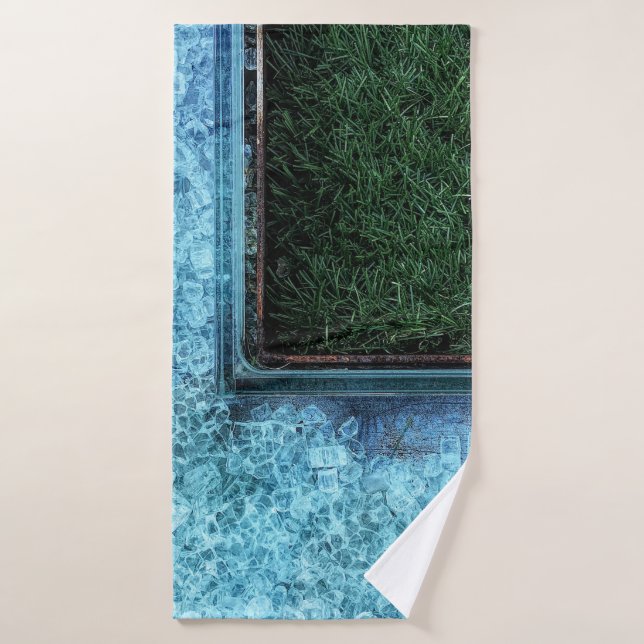 Photo d'herbes vertes près des tuiles (Serviette de bain)