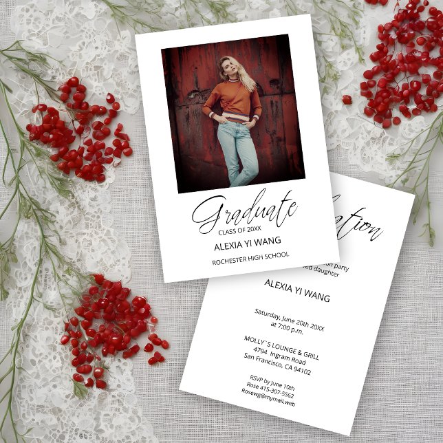 Photo Diplômé Calligraphie Moderne Fantaisiste Rem (Photo Graduate Whimsical Modern Calligraphy Graduate Invitation Card.)