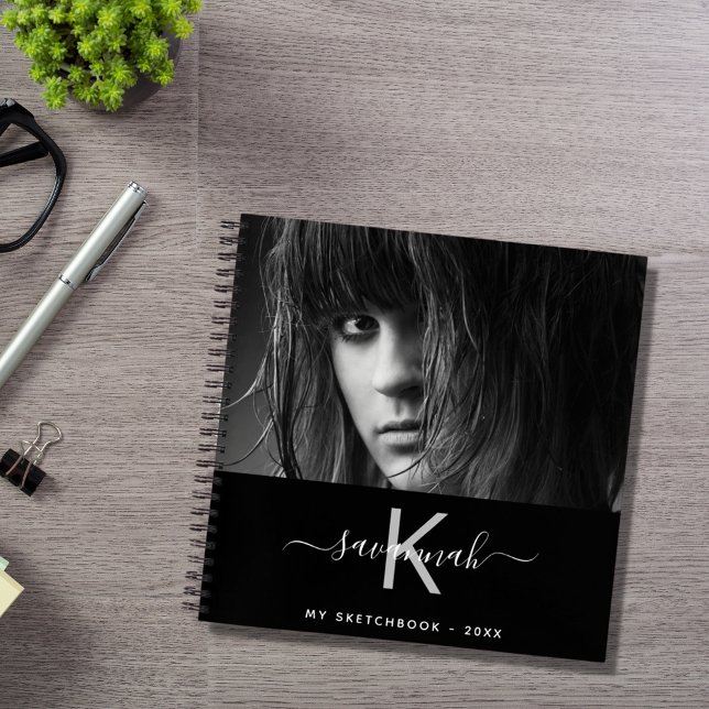 Photo du carnet de croquis noir blanc nom monograp (Créateur téléchargé)