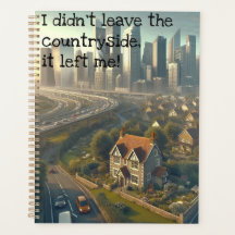 Photo d'un mignon chalet avec une ville à proximit