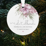 Photo élégante Mele Kalikimaka Arbre de Noël<br><div class="desc">Créez vos propres ornements de vacances personnalisés,  avec ces élégantes décorations tropicales à fleurs roses de Noël. Avec le texte qui dit 'MELE KALIKIMAKA' votre photo de famille préférée,  personnalisée avec votre nom de famille et message.</div>