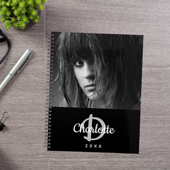 Photo en noir et blanc avec monogramme 2026 (Créateur téléchargé)
