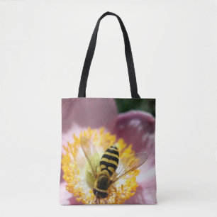 Photo étonnante d'une abeille sur un sac fourre-to