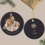 Photo familiale personnalisée Ornement de Noël<br><div class="desc">Célébrez la joie et la convivialité de la saison des Fêtes avec notre Ornement de Noël Photo Famille Personnalisée. L'avant présente une photo de famille chère encadrée par un design élégant de flocon de neige, tandis que le nom de famille ajoute une touche personnelle. Au fond, "Joy Love" reflète l'esprit...</div>