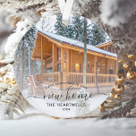 Photo First Christmas New Home Gris Script 2024<br><div class="desc">Commémorez votre premier Noël dans votre nouvelle maison avec ce magnifique ornement de gardien moderne. Le texte en gris fusain dit "Premier Noël dans notre nouvelle maison", avec les mots "nouvelle maison" dans un élégant script d'écriture manuscrite avec des fleurs avant et après. Remplacez l'exemple d'image par une photo de...</div>
