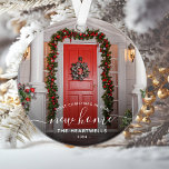 Photo First Christmas Nouveau Home White Script<br><div class="desc">Commémorez votre premier Noël dans votre nouvelle maison avec ce magnifique ornement de gardien moderne. Le texte blanc dit "Premier Noël dans notre nouvelle maison", avec les mots "nouvelle maison" dans un élégant script d'écriture manuscrite avec des fleurs avant et après. Remplacez l'exemple d'image par une photo de votre nouvelle...</div>