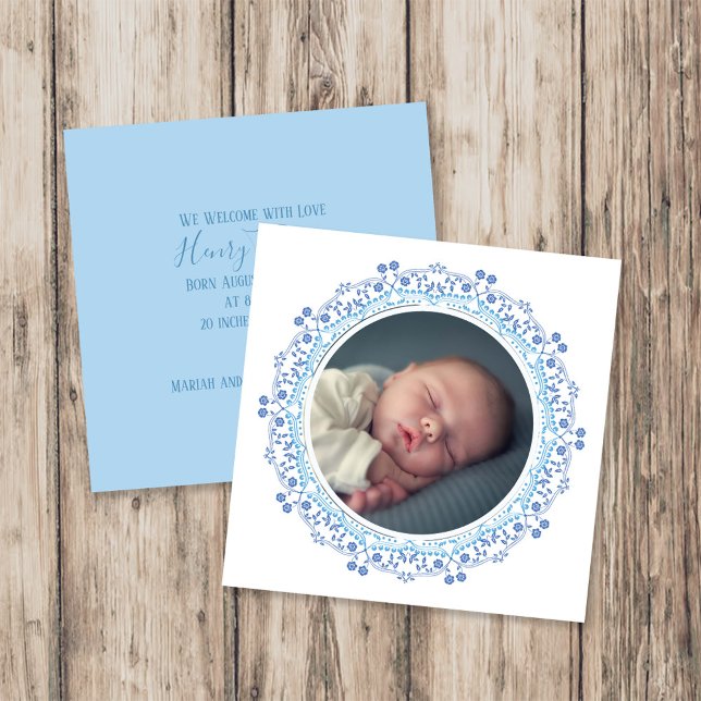 Photo floral élégant et simplement doux de bébé ga (Simply sweet elegant baby boy floral photo announcement with soft blooms and customizable photo.)