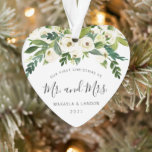 Photo Florale nouvellement mariée Notre premier No<br><div class="desc">Vous êtes-vous marié cette année ? Ajoutez un souvenir à votre arbre avec cet élégant ornement acrylique à conservation florale avec une bordure supérieure composée de roses blanches peintes à la main et de verdure et le message "Notre premier Noël en tant que Monsieur et Madame" dans une jolie police...</div>