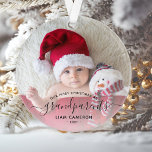 Photo Grand-parents First Christmas Black Script<br><div class="desc">Aidez-les à célébrer leur premier petit-enfant avec ce magnifique ornement moderne de gardiens. Le texte en noir "Notre premier Noël en tant que grands-parents", avec le mot "grands-parents" dans un élégant script d'écriture manuscrite avec des fioritures avant et après. Remplacez facilement l'image de l'échantillon par votre photo préférée du nouveau...</div>