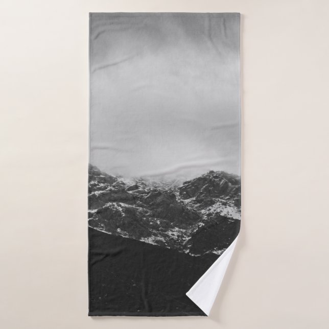 PHOTO GRAYSCALE DE LA MONTAGNE COUVERTE DE NEIGE (Serviette de bain)