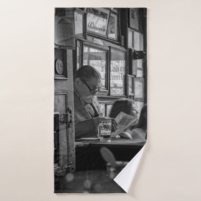 PHOTO GREYSCALE DE MAN SITTING LORS DE LA LECTURE  (Serviette de bain)