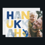 Photo HANOUKKA Menorah Dreidel Carte de voeux<br><div class="desc">Notre carte Hanoukka Greeting avec un dreidel, menorah, beigne de gelée, et les étoiles juives de David est une belle et amusante façon de souhaiter à la famille et aux amis un Hanoukka heureux dans le style. . Personnalisez avec votre salutation personnalisée au verso pour en faire vraiment un de...</div>