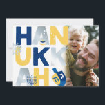 Photo HANOUKKA Menorah Dreidel Carte de voeux<br><div class="desc">Notre carte Hanoukka Greeting avec un dreidel, menorah, beigne de gelée, et les étoiles juives de David est une belle et amusante façon de souhaiter à la famille et aux amis un Hanoukka heureux dans le style. . Personnalisez avec votre salutation personnalisée au verso pour en faire vraiment un de...</div>