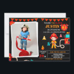 Photo Invitation d'anniversaire de pompier Camion<br><div class="desc">Photo Invitation d'anniversaire du pompier Invitation de fête du camion de pompier. Jolie invitation pour la fête d'anniversaire du jeune pompier avec camion Red Fire,  pompier brun garçon et du matériel de lutte contre les incendies. Sonnez l'alarme et éditez simplement ce modèle facile à utiliser dans le menu Personnalisation.</div>