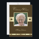 Photo Invitation de fête d'anniversaire 80th Brown<br><div class="desc">Cette photo de 80e anniversaire invitation en brun et or présente la photo d'honneur d'anniversaire comme point focal avec un endroit pour le nom de l'honoré sous la photo. Cette 80ème invitation de fête d'anniversaire photo est vraiment un design personnalisé qui saura plaire. Copyright henishouseo</div>