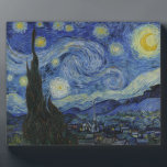 Photo La Plaque Nocturne étoilée<br><div class="desc">La nuit étoilée par Vincent van Gogh La nuit étoilée est un tableau de l'artiste post-impressionniste néerlandais Vincent van Gogh. Le tableau dépeint la vue à l'extérieur de la fenêtre de son sanitarium la nuit, bien qu'il ait été peint de mémoire pendant la journée. La partie centrale montre le village...</div>