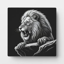 Lion sur la plaque de la falaise avec l'Easel