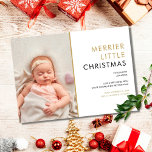 Photo Merrier Little Christmas Faire-part de naiss<br><div class="desc">Diffusez la joie d'une naissance de Noël avec cette élégante carte de faire-part de naissance moderne. Personnalisez le front avec votre photo spéciale, le nom du bébé et les statistiques de naissance, et le message de vacances. L'envers présente des flocons de neige en chute arrière - plan de givre. Conçu...</div>