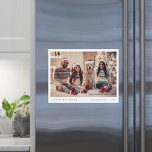 Photo minimale de Christma Modern Family Magnet Ca<br><div class="desc">Une carte de voeux magnétique photo de vacances design avec typographie classique "Happy Holidays" en noir sur un simple arrière - plan blanc épuré minimaliste avec une bordure blanche. La photo, le nom et l'accueil peuvent être facilement customisés pour une touche personnelle. Un design de Noël simple, minimaliste et contemporain...</div>