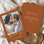 Photo minimaliste de Merci Mariage orange brûlé<br><div class="desc">Burnt Orange Mariage Merci Cartes qui ont une photo à l'avant et à l'arrière. Les cartes de remerciement contiennent une typographie de script moderne,  lettrée à la main,  qui sont élégantes,  simples et modernes à utiliser après la célébration du mariage.</div>