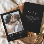 Photo minimaliste en Merci noir blanc Mariage<br><div class="desc">Cartes de Merci Mariage noir qui ont une photo à l'avant et à l'arrière. Les cartes de remerciement contiennent une typographie de script moderne,  lettrée à la main,  qui sont élégantes,  simples et modernes à utiliser après la célébration du mariage.</div>