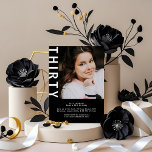 Photo moderne 30th Birthday Invitation - Bold Blac<br><div class="desc">Marquez votre 30ème avec sophistication et arête en utilisant cette invitation d'anniversaire photo moderne en noir et blanc, avec un texte vertical audacieux "TRENTE" et une disposition propre et minimaliste. L'élégant arrière - plan noir crée un contraste saisissant et intemporel par rapport à vos photos et détails personnalisés. Idéal pour...</div>