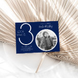 Photo moderne bleu marine 30th Birthday Invitation<br><div class="desc">Fêtez votre 30e anniversaire avec un style intemporel en utilisant cette invitation minimaliste Look Who's 30! Avec un design élégant et moderne, cette invitation est parfaite pour ceux qui préfèrent la simplicité avec une touche d'élégance. Entièrement personnalisable, vous pouvez facilement ajouter les détails de votre fête pour créer un invitation...</div>