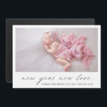 Photo moderne Cute Faire-part de naissance de vaca<br><div class="desc">Carte magnétique de vacances moderne avec un design simple avec une photo horizontale de votre nouveau-né garçon ou fille avec "nouvel an nouvel amour" dans un script élégant et le nom et les statistiques de naissance du bébé ci-dessous. Ce mignon aimant faire-part de vacances est la façon parfaite d'annoncer votre...</div>