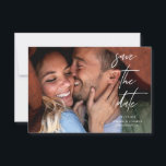 Photo moderne élégante Enregistrer la carte Date<br><div class="desc">Notre Carte de Faire-part moderne Elégant Photo Save the Date est parfaite pour tout type de mariage. Le design moderne,  classique et simple présente une belle et élégante typographie blanche manuscrite.</div>