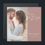 Photo Moderne Enregistrer La Date Carte Magnétique<br><div class="desc">Le design élégant et moderne comprend un script de typographie Save The Date et votre photo préférée contre un arrière - plan blush. Idéal pour annoncer votre prochain mariage de manière à la mode et minimaliste. Customisez facilement les détails importants et votre meilleure photo de choix.</div>