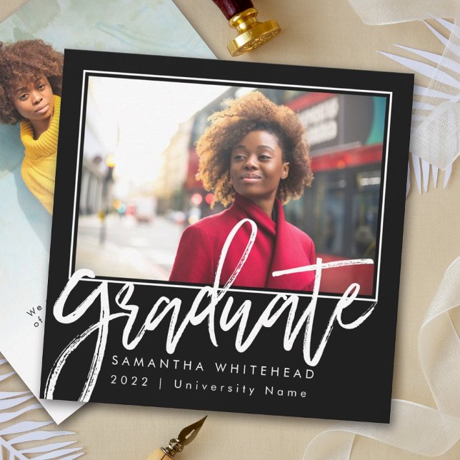 Photo moderne Graduate 2022 Faire-part noir (Square Graduate announcement card to celebrate your child and announce the exciting milestone.)