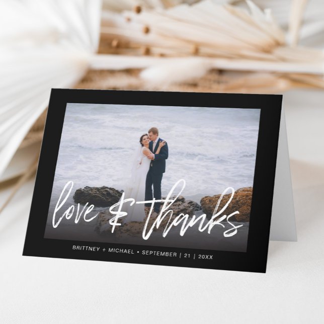 Photo moderne Lettré à la main Amour & Merci Noir (A simple and elegant way to say thank you with a personal touch by adding a wedding photo.)