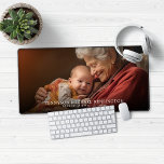 Photo moderne nouvelle Faire-part bébé<br><div class="desc">Nouveau Faire-part bĂ©bĂ© photo Souris de bureau Mat. Annoncez la naissance de votre bĂ©bĂ© dans le style, ou donnez-le comme cadeau aux nouveaux parents, grands-parents, etc!. Ajoutez votre texte personnalisĂ© pour un design personnalisĂ© amusant! Veuillez nous contacter Ă cedarandstring@gmail.com si vous avez besoin d'aide pour la conception ou les produits...</div>
