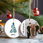Photo moderne Ornement de Noël de famille<br><div class="desc">Ce ornement ajoute une touche personnalisée à votre arbre de Noël, mais capture aussi de beaux souvenirs. Ce n'est pas seulement un ornement, mais un souvenir intemporel qui sera chéri pendant des générations. La plupart des lettres est modifiable - cliquez sur le bouton "Customiser plus" pour modifier. Objets correspondants dans...</div>