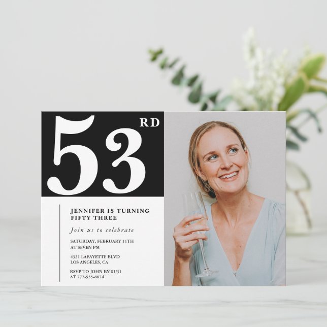 Photo noir et blanc 53e anniversaire Invitations (Debout devant)