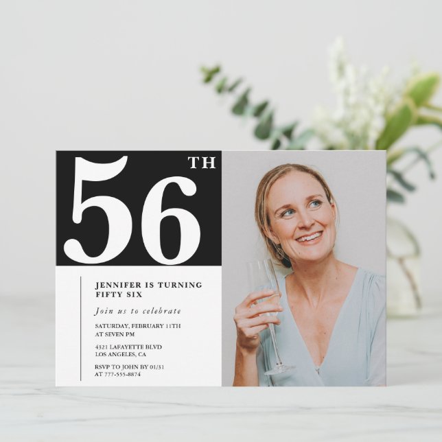 Photo noir et blanc 56e anniversaire Invitations (Debout devant)