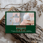 Photo Nous attendons une Faire-part de grossesse<br><div class="desc">Partagez vos nouvelles joyeuses avec une touche de charme festif grâce à notre Faire-part Photo Christmas Pregnancy. Cette carte ravissante comporte une photo personnelle, magnifiquement encadrée pour présenter votre famille grandissante. Le design intègre des éléments festifs comme les arbres de Noël, les flocons de neige ou les accents de vacances,...</div>